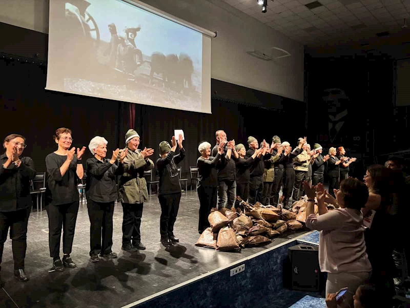 Antalya’da yaşlı evi üyelerinden Çanakkale Zaferi anma gösterisi
