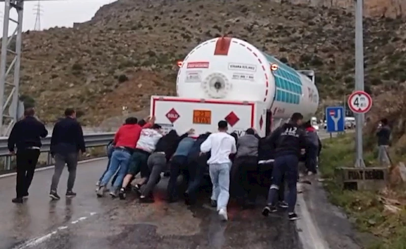 Yolu kapatan tankeri vatandaşlar elbirliğiyle iterek çekti
