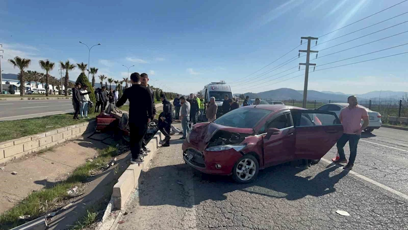 Kahramanmaraş’ta iki otomobil kafa kafaya çarpıştı: 1’i ağır 6 yaralı
