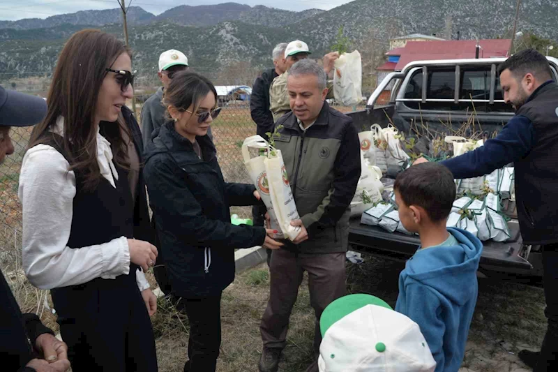 Feke’de öğrenciler fidanları toprakla buluşturdu
