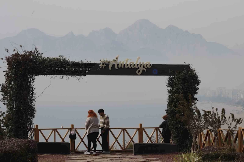 Meteoroloji uyarmıştı:  Antalya’da toz taşınımı etkili oldu, görüş mesafesi düştü
