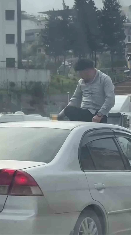Canını hiçe sayarak otomobilin üzerinde alkol tüketen şahsın keyfi pes dedirtti
