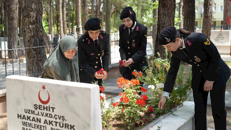 Jandarma Teşkilatı’nın 186. kuruluş yıl dönümünde şehit mezarlarına karanfil bırakıldı
