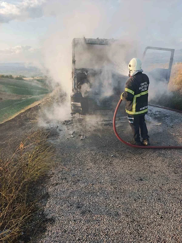 Amasya’da seyir halindeki beton mikseri alev alev yandı
