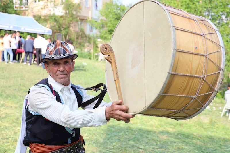 60 yıldır davuluyla düğün ve güreşlerin neşesi: 