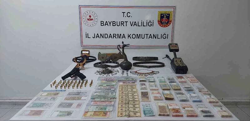 Bayburt merkezli 13 ilde kaçakçılık operasyonu: Tarihi eserler ve sahte paralar ele geçirildi
