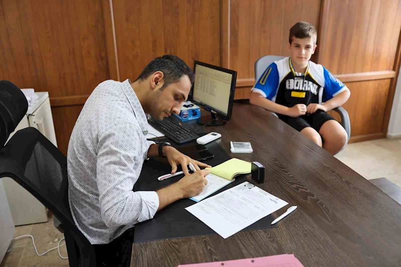 Minik sporcular spora ilk adımlarını Akdeniz’de atıyor
