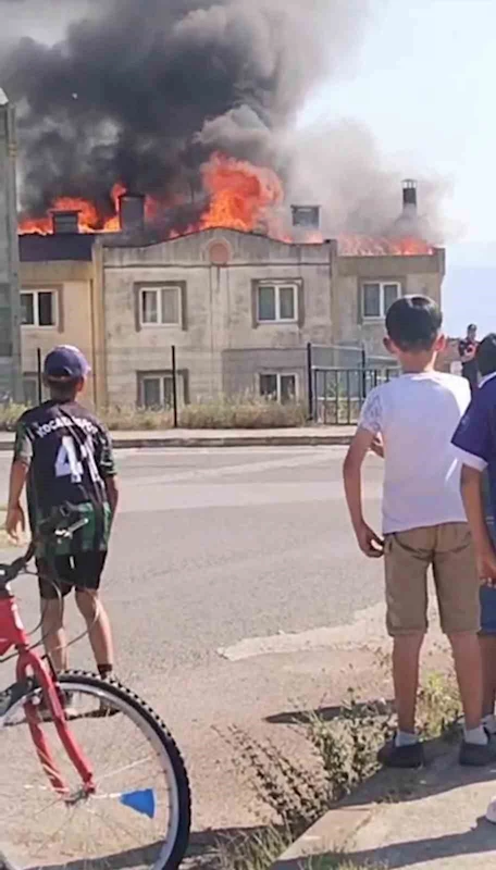 Tamiratı yapılan çatı alev alev yandı
