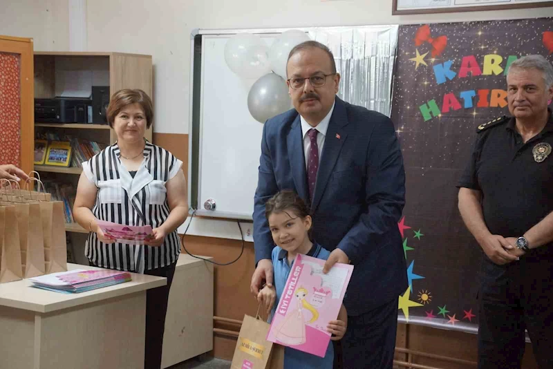 Öğrencilerin karnelerini Vali Canbolat verdi
