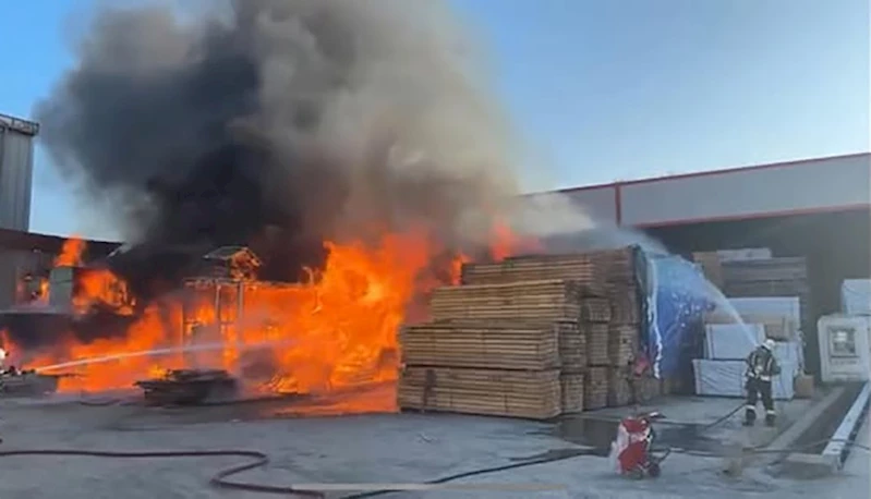 Kereste deposunda yangın
