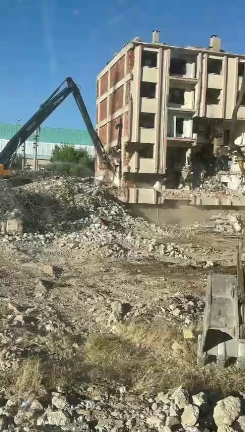 Elazığ’da ağır hasarlı bina tek dokunuşla yıkıldı
