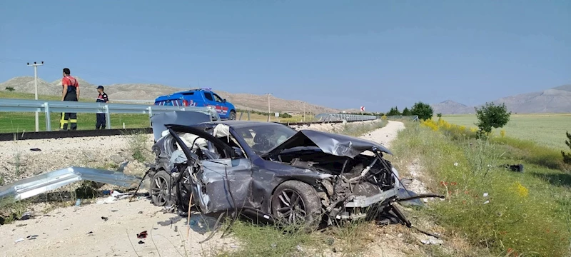 Antalya-Denizli karayolunda kontrolden çıkan otomobil şarampole düştü,3 yaralı

