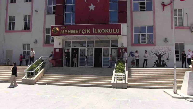 AYT heyecanı başladı: Aileler dışarıda, öğrenciler içeride ter döküyor
