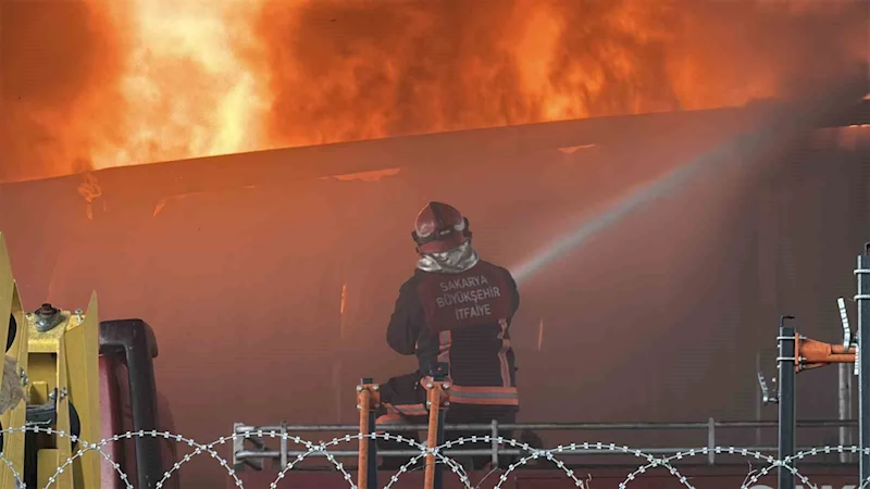 Traktör bayisinin deposunda yangın
