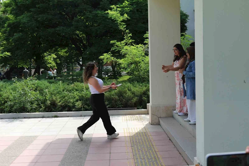 Eskişehir’de adayların bazıları AYT sınavına son anda yetişti
