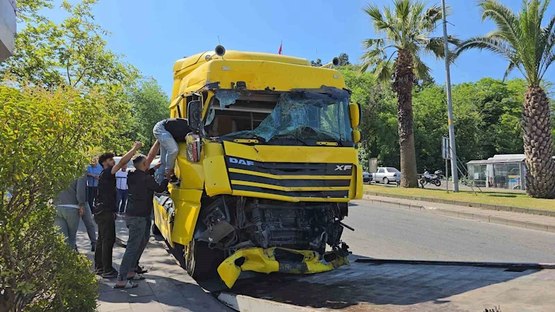 Devrilen tır ortalığı savaş alanına çevirdi: 1 yaralı
