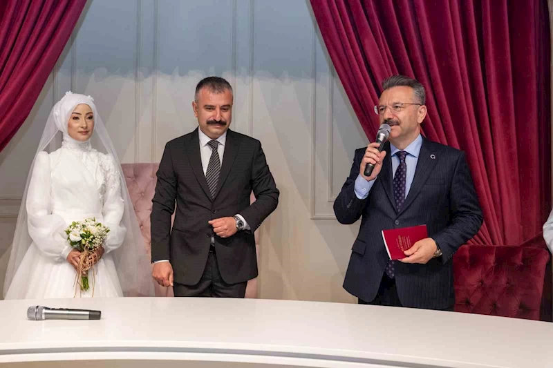 Vali Aksoy, Aile ve Sosyal Hizmetler İl Müdürü Bayrak’ın nikah şahidi oldu
