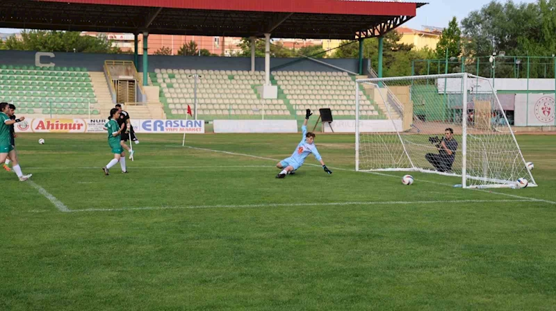 Ampute Milli Futbol Takımı, Kırşehir’de kadın futbol takımıyla hazırlık maçı yaptı
