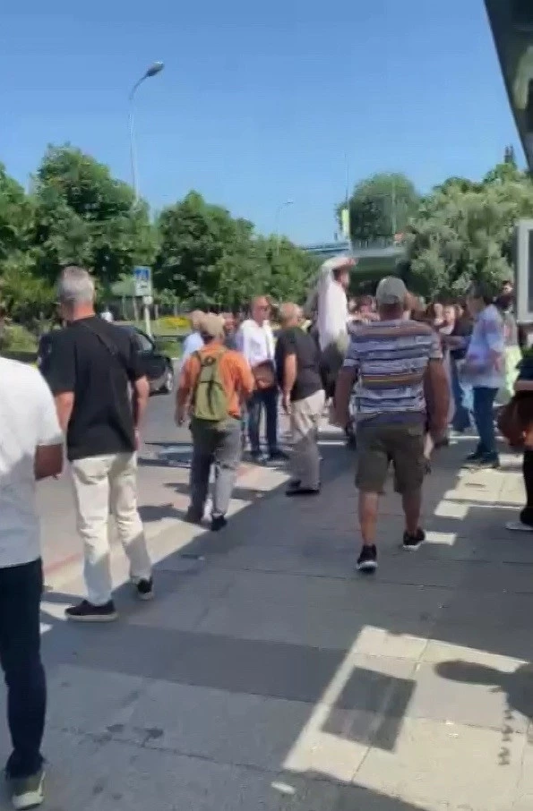 Marmaray’da çıkan ’yol tarifi’ kavgasında yumruklar havada uçuştu
