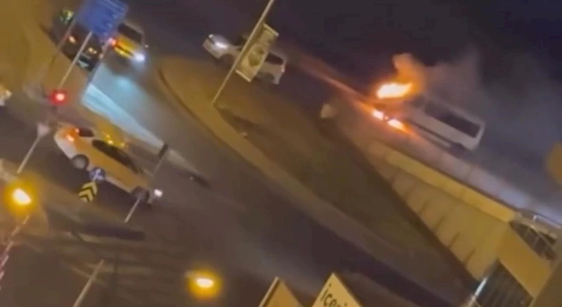 Diyarbakır’da bir minibüs alev alev yandı
