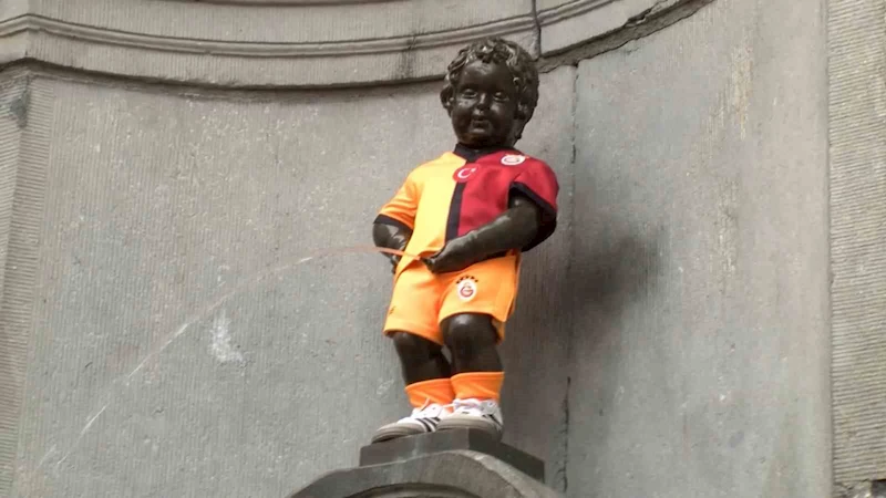 Galatasaray’ın 5 yıldızlı forması 406 yıllık Manneken Pis heykeline giydirildi
