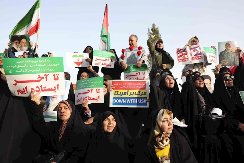 İran’da on binlerce kişi, ateşkes sonrası zafer kutlaması yaptı
