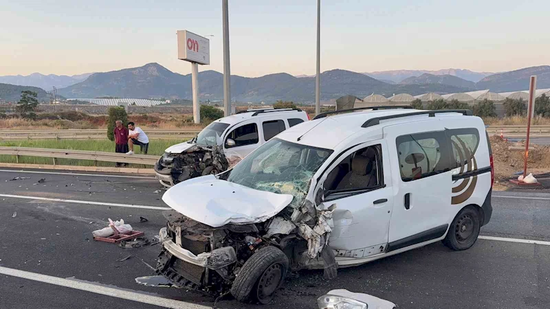 Antalya’da hafif ticari araçlar kafa kafaya çarpıştı: 4 yaralı

