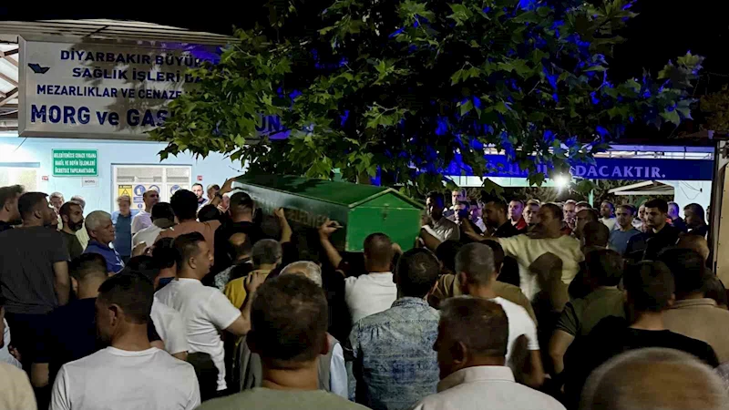 Batman’da trafik kazasında hayatını kaybedenlerden Fesih Barut Diyarbakır’da defnedildi
