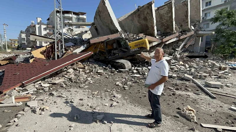 Yıkım esnasında 7 katlı bina iş makinesinin üzerine devrildi: O anlar kamerada
