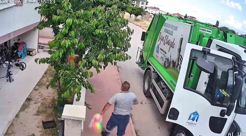 Çöp kamyonunun toplarını patlattığı çocuklara, temizlik işçileri yeni top aldı
