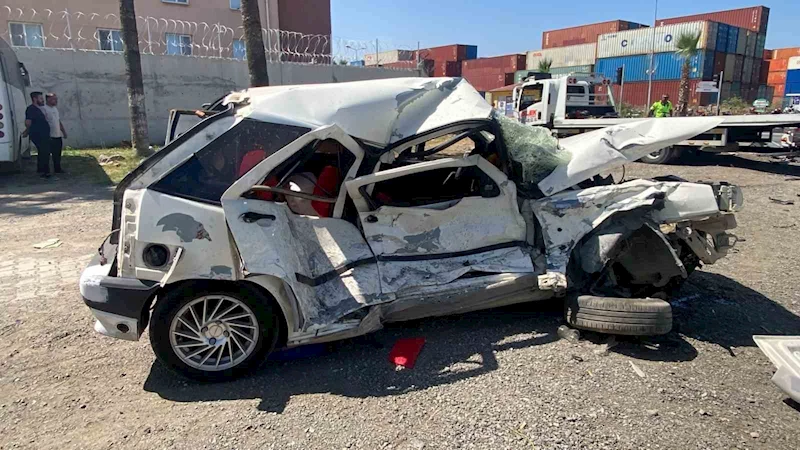 Otomobillerin hurdaya döndüğü kazada 2 kişi yaralandı
