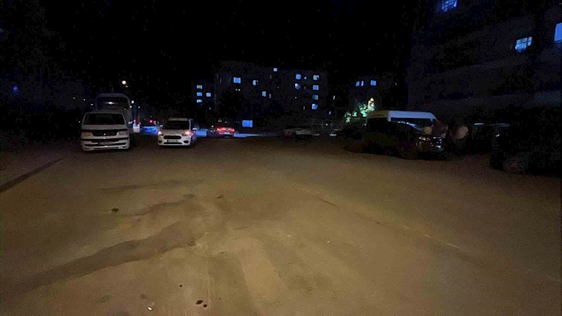 Tartışıp kovaladığı kişiyi bıçaklayıp kaçtı

