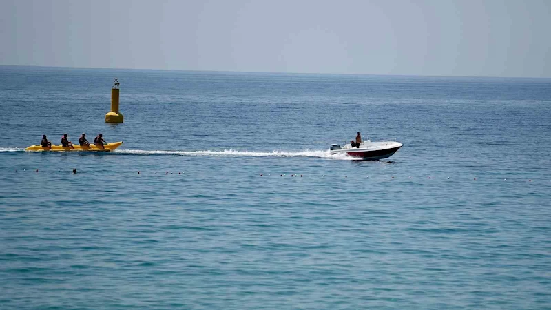 Kuşadası’nda sıcak havadan bunalanlar plajlara akın etti
