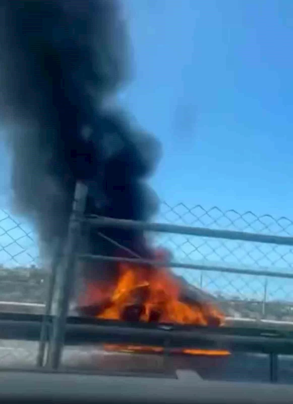 Beykoz’da alevlere teslim olan otomobil hurdaya döndü
