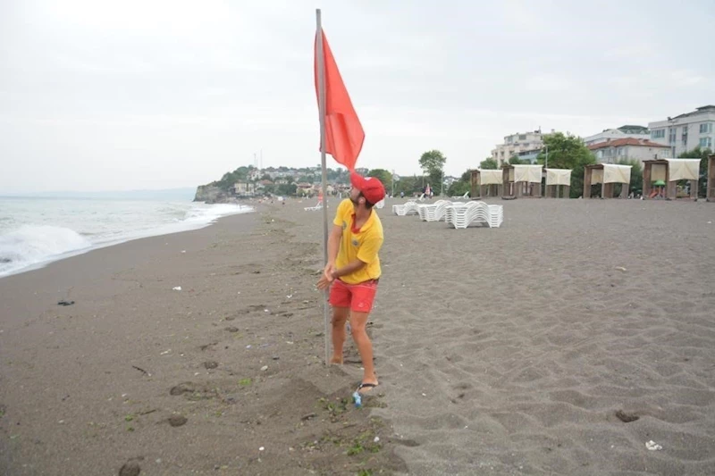 Akçakoca’da sahile kırmızı bayrak çekildi
