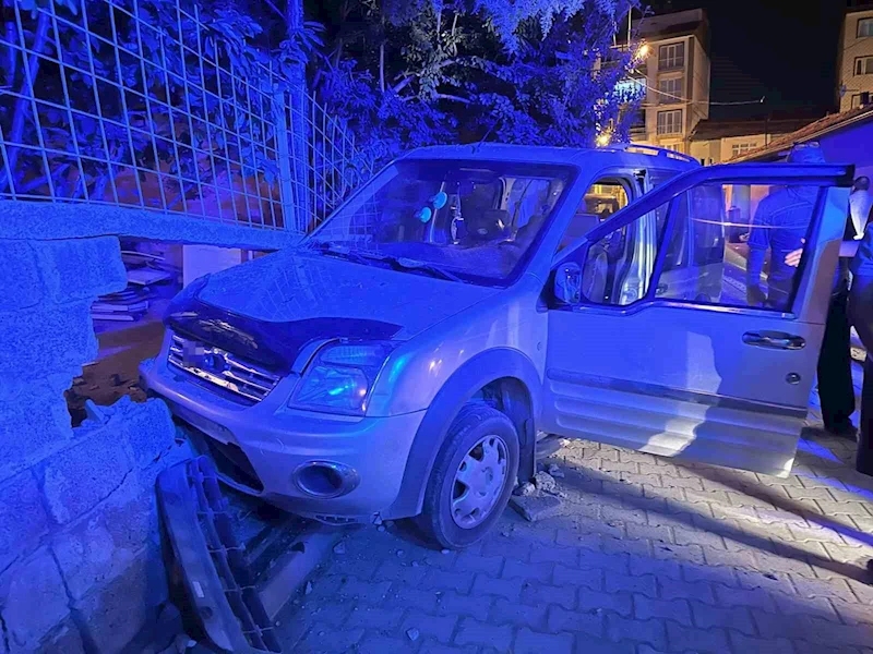 Kontrolden çıkan araç bahçe duvarına çarptı: 1 yaralı
