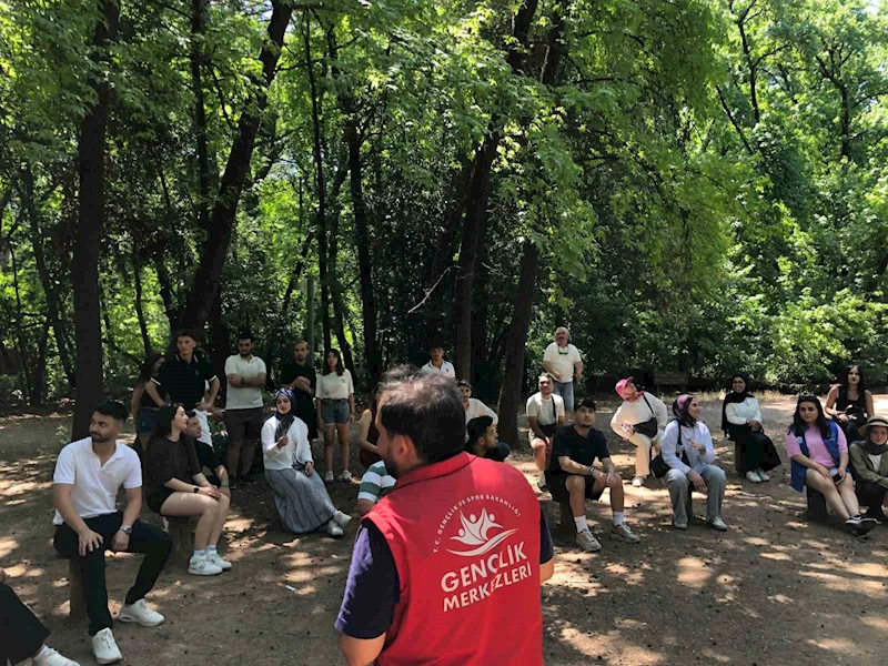 Muğla’da gönüllü gençler doğayı keşfetti, çevre temizliği yaptı
