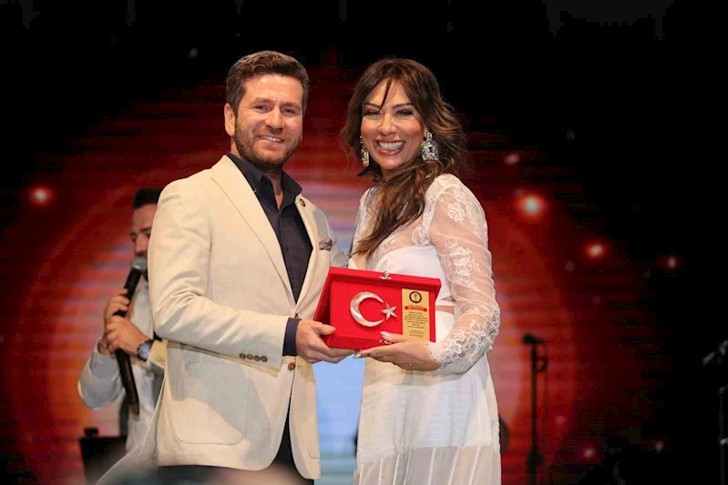 29. Kızılcabölük Kültür Sanat ve Moda Festivalinde Işın Karaca rüzgarı esti
