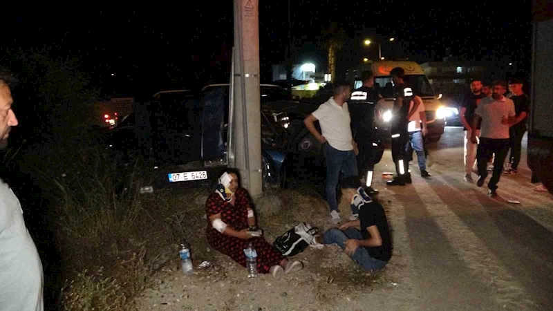 Tur aracıyla çarpışan Tofaş’taki 3 kişi yaralandı
