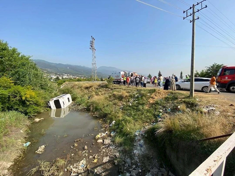 Sulama kanalına uçan midibüsteki 4 kişiyi itfaiye ekibi kurtardı
