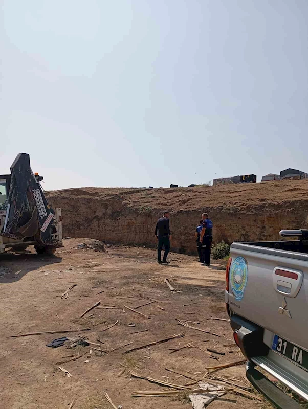 Reyhanlı’da açık alana bırakılan kurban atıkları temizlendi
