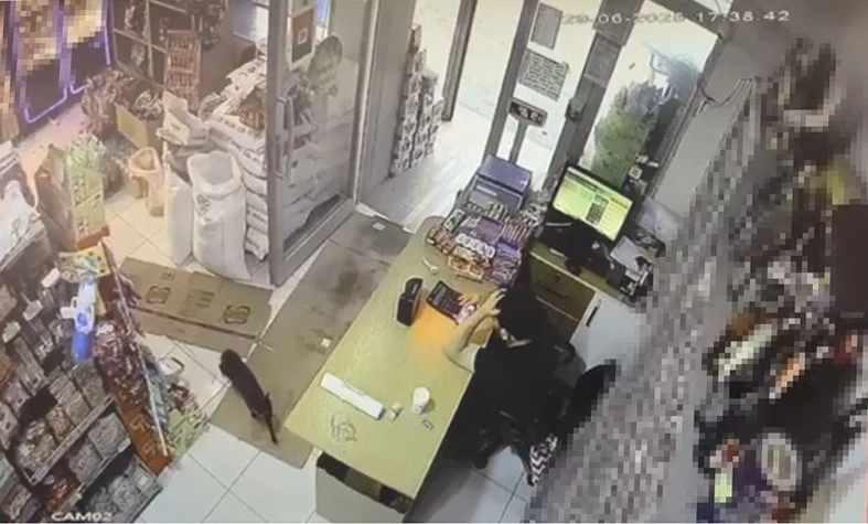 Markette kutuyu hareket ettiren kedi panik yaşattı: O anlar kamera yansıdı
