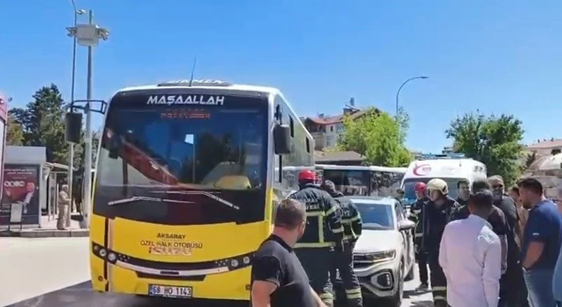 Otomobil, halk otobüsüne çarptı: 1 yaralı
