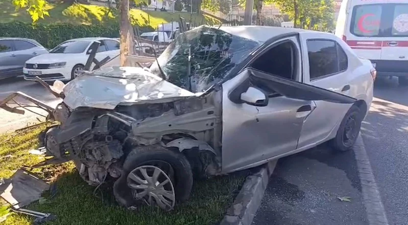 Gaziantep’te refüjdeki demirlere çarpan otomobilde 2 kişi yaralandı
