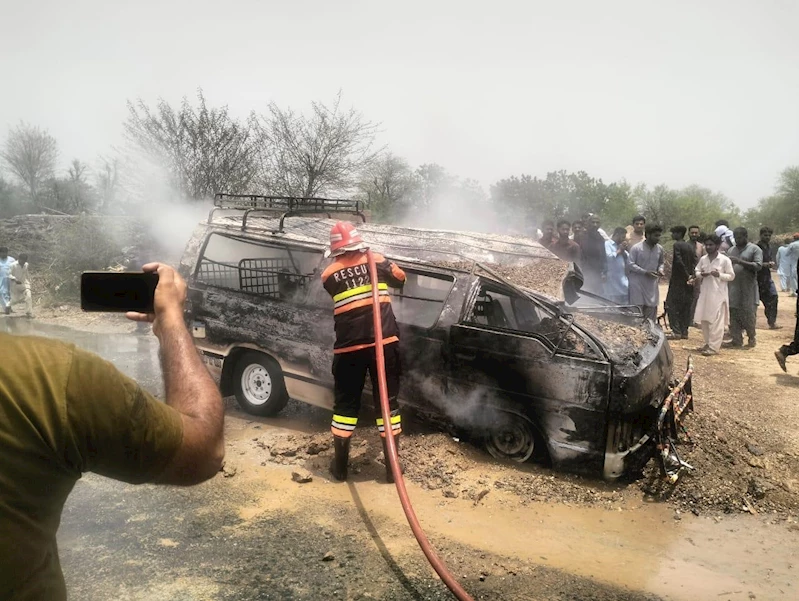 Pakistan’da öğrenci servisi alev aldı: 1 ölü, 10 yaralı
