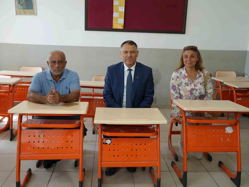 Rektör, 50 yıl sonra ilkokul öğretmeni ile ilk harfleri öğrendiği sıralara geri döndü
