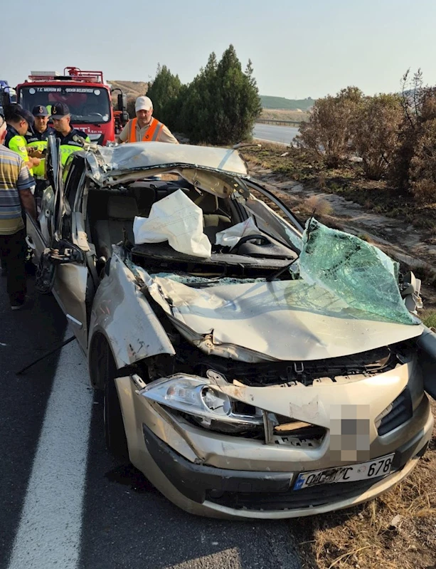 Otoyolda tıra çarpan otomobil hurdaya döndü: 2 yaralı
