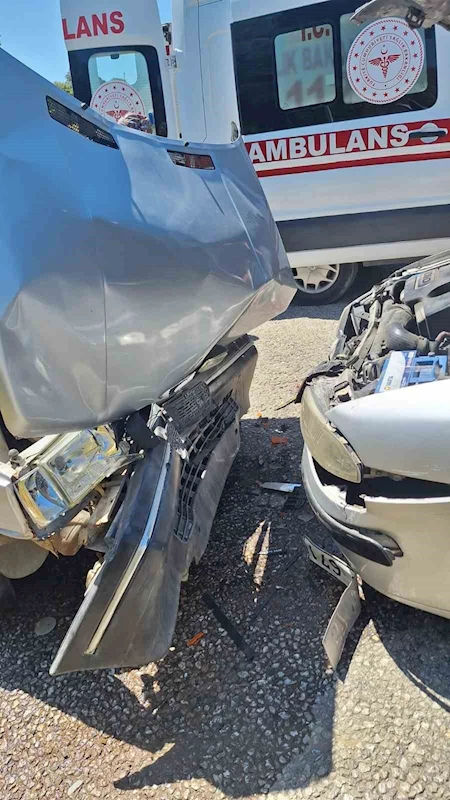 Sinop’ta iki otomobil kafa kafaya çarpıştı: 5 yaralı
