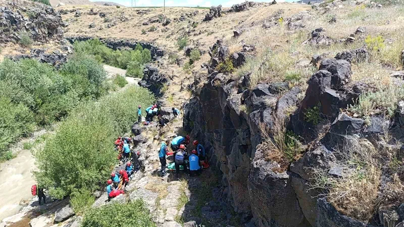 Van’da düşmeye bağlı yaralanan vatandaşları kurtarma tatbikatı
