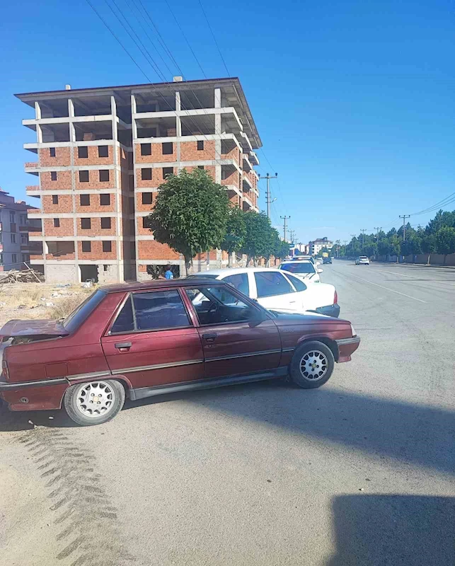 Çorum’da üç otomobil çarpıştı: 3 yaralı
